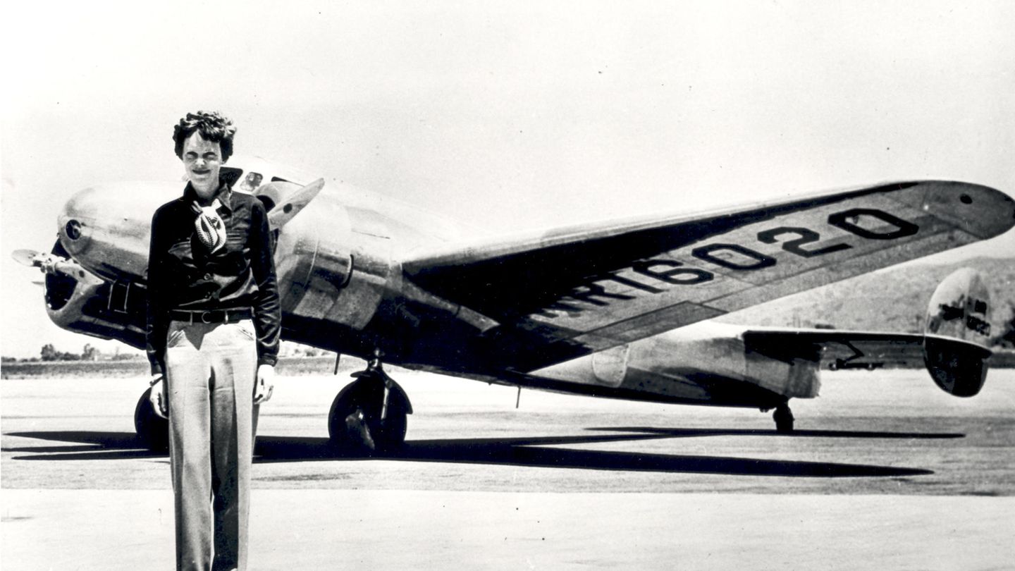 Amelia Earhart vor der Lockheed Electra, in der sie im Juli 1937 verschwand.