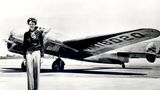 Amelia Earhart vor der Lockheed Electra, in der sie im Juli 1937 verschwand.