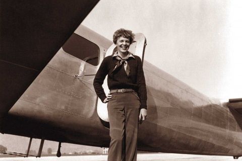 Amelia Earhart vor ihrer Lookheed Electra.