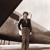 Amelia Earhart vor ihrer Lookheed Electra.