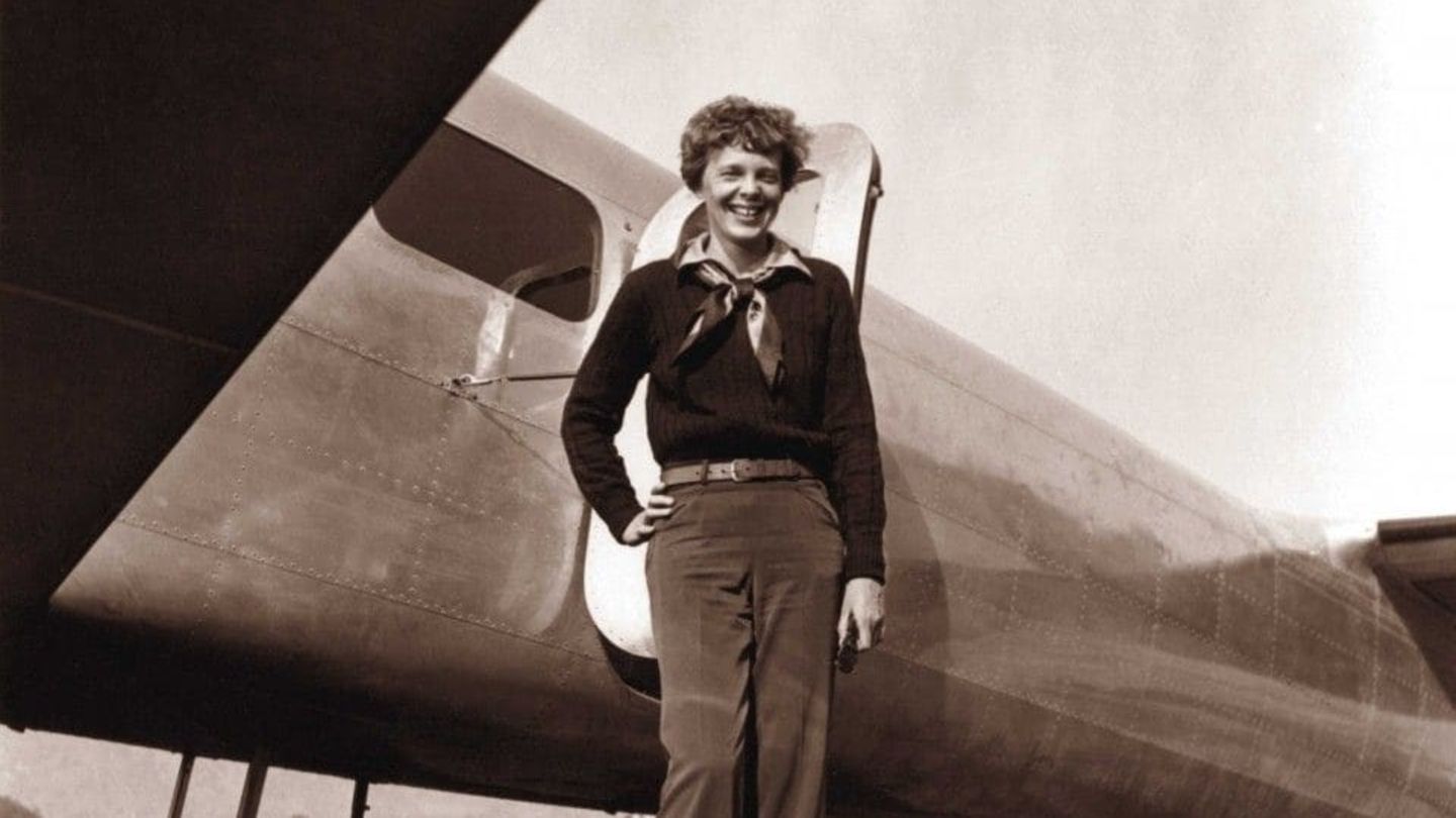 Flugpionierin: Amelia Earhart vor ihrer Lookheed Electra. Amelia Earhart vor ihrer Lookheed Electra.