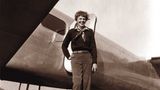 Amelia Earhart vor ihrer Lookheed Electra.