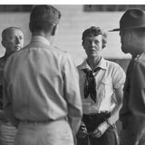 Earhart mit Wetterexperten in Hawaii.