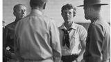 Earhart mit Wetterexperten in Hawaii.