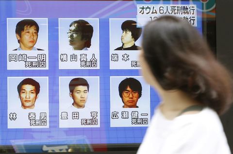 Aum Shinrikyo: Auf einem Bildschirm in Tokio sind die Bilder der sechs hingerichteten Sektenmitglieder zu sehen
