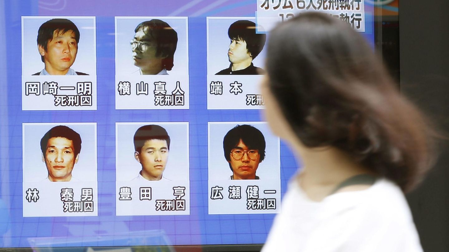 Aum Shinrikyo: Auf einem Bildschirm in Tokio sind die Bilder der sechs hingerichteten Sektenmitglieder zu sehen