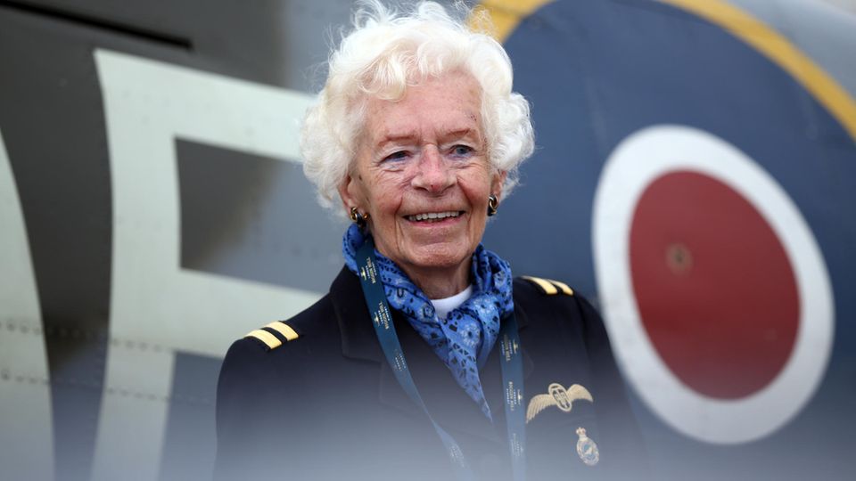 Die britische Weltkriegspilotin Mary Ellis - dieses Foto entstand für knapp drei Jahren