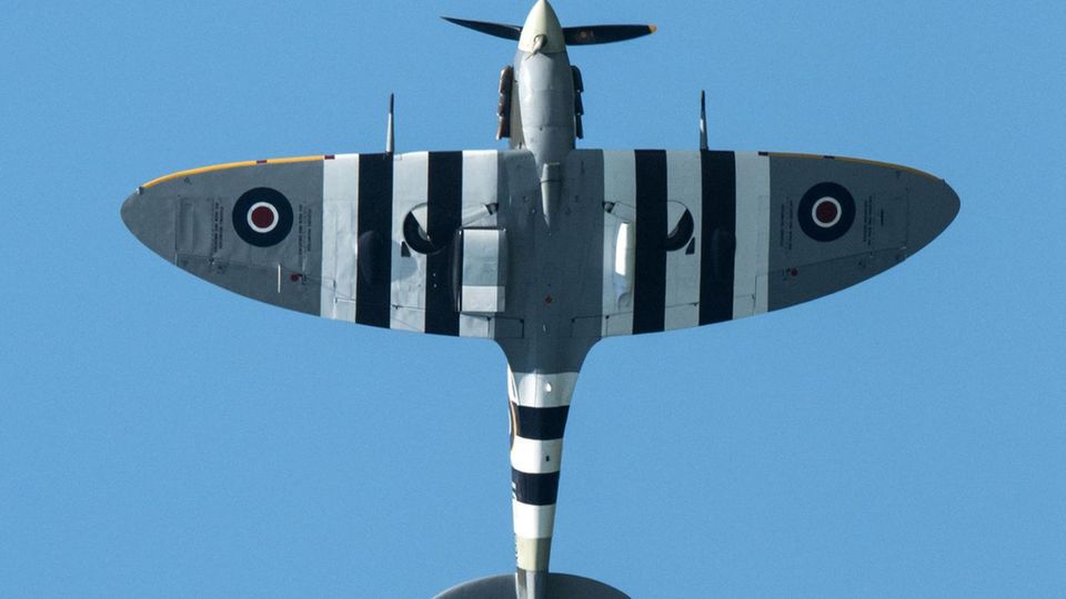 Ein Spitfire-Jagdflugzeug bei einer Flugshow Ende Juni. Die am Dienstag im Alter von 101 Jahren verstorbene  britische Pilotin Mary Ellis flog diese Maschinen im Zweiten Weltkrieg.