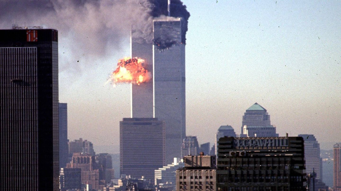 Eines der Flugzeuge kollidiert 2001 mit dem World Trade Center