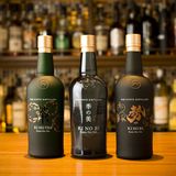 Ki No BI Gin  Im Freundeskreis gelten Sie als Sushi-Großmeister, die Fischhändler am Großmarkt begrüßen Sie mit Handschlag und in Ihrer Küche haben die handgefertigten japanischen Messer einen Ehrenplatz? Was Ihnen jetzt fehlt, ist eine Flasche Japanischer Ki No Bi Gin. Noch ist er nicht immer in Deutschland problemlos erhältlich, aber er ist einer der besten Gins, die ich in letzter Zeit getrunken habe. So elegant, so fein, so edel. Man kann ihn zimmerwarm wie Sake trinken. Wahrscheinlich auch seinen rohen Fisch damit marinieren. Gemacht ist er von Japans erster reinen Gin Destille, der Kyoto Distillery. Während die großen Japanischen Whisky Häuser jetzt „auch“ Gin machen, hat man sich hier rein dem Wacholder Destillat verschrieben, und es, Japan halt, perfektioniert.