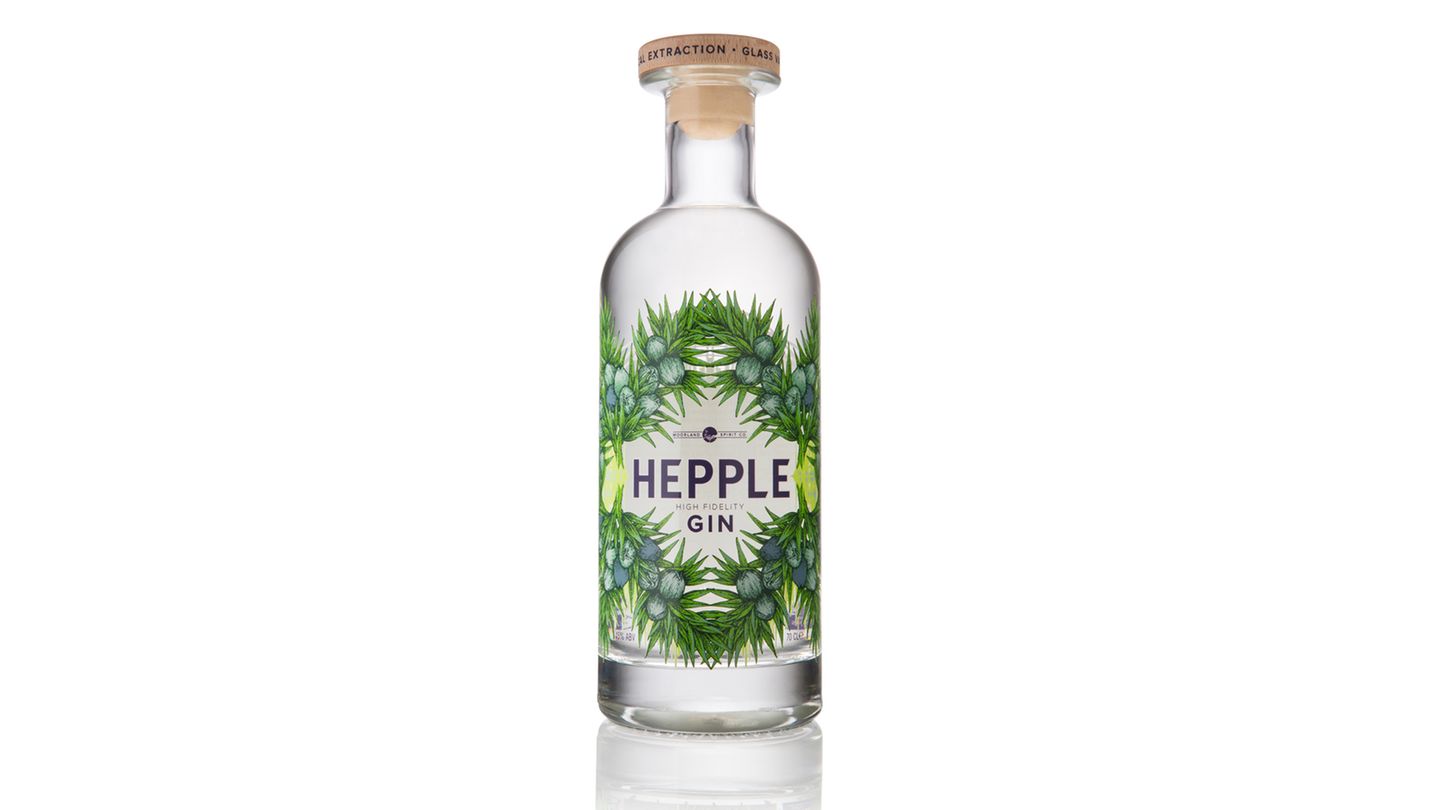 Hepple Gin  Sie sind FOODIE mit Prädikat. Ihr Foodblog erfreut sich großer Beliebtheit, Ihr Instagram-Account ist auf der Watchlist der einen oder anderen Influenzeragentur und "Booooooom!" - Sie haben eine Reservierung für die Eröffnungswoche des NOMA Restaurants. Ihre Küche gleicht ein wenig einem Showroom für Laborbedarf. Dann sieht es bei Ihnen aus wie in den Räumlichkeiten der Moorland Distillery. Der Hepple Gin wird nicht einfach destilliert. Seine Gewürze kommen durch drei verschiedene Methoden in den Alkohol: Es gibt die klassische Pot Stil Destillation. Feine Aromen werden vakuumdestilliert und wieder andere kommen durch Kohlenstoffdioxid-Extration in den Alkohol.  Jedes Detail wird in Frage gestellt, der Prozess auseinander genommen und wieder neu zusammengesetzt. Genauso wie Sie Ihr Menu planen. Ach ja, die Flaschen sind schwer zu bekommen. Aber das kennen Sie ja von Ihren Reservierungsversuchen bei den besten Köchen der Welt. 