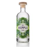 Hepple Gin  Sie sind FOODIE mit Prädikat. Ihr Foodblog erfreut sich großer Beliebtheit, Ihr Instagram-Account ist auf der Watchlist der einen oder anderen Influenzeragentur und "Booooooom!" - Sie haben eine Reservierung für die Eröffnungswoche des NOMA Restaurants. Ihre Küche gleicht ein wenig einem Showroom für Laborbedarf. Dann sieht es bei Ihnen aus wie in den Räumlichkeiten der Moorland Distillery. Der Hepple Gin wird nicht einfach destilliert. Seine Gewürze kommen durch drei verschiedene Methoden in den Alkohol: Es gibt die klassische Pot Stil Destillation. Feine Aromen werden vakuumdestilliert und wieder andere kommen durch Kohlenstoffdioxid-Extration in den Alkohol.  Jedes Detail wird in Frage gestellt, der Prozess auseinander genommen und wieder neu zusammengesetzt. Genauso wie Sie Ihr Menu planen. Ach ja, die Flaschen sind schwer zu bekommen. Aber das kennen Sie ja von Ihren Reservierungsversuchen bei den besten Köchen der Welt. 