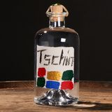 Tschin Gin  Sie sind ein Purist am Herd, kochen gerne hochwertig aber einfach, reduziert und regional? Dann benötigen sie eine Flasche TSCHIN Gin. Ruedi Käser, Schweizer Obstbrenner, beschränkt sich auf 4 „Gin-Gewürze“: Kirschblüten, Waldmeister, Waldbeeren und die Eidgenössische Form des Wacholders, den Reckholder. Der Gin ist kraftvoll, die Flasche schlicht, und das Etikett ein absolutes Unikat - denn jedes wird einzeln (!) von Hand gemalt.  Und falls Sie heute doch keine Lust auf Kochen haben - die Flasche TSCHIN passt ideal zur kernigen Brotzeit.