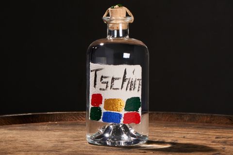 Tschin Gin  Sie sind ein Purist am Herd, kochen gerne hochwertig aber einfach, reduziert und regional? Dann benötigen sie eine Flasche TSCHIN Gin. Ruedi Käser, Schweizer Obstbrenner, beschränkt sich auf 4 „Gin-Gewürze“: Kirschblüten, Waldmeister, Waldbeeren und die Eidgenössische Form des Wacholders, den Reckholder. Der Gin ist kraftvoll, die Flasche schlicht, und das Etikett ein absolutes Unikat - denn jedes wird einzeln (!) von Hand gemalt.  Und falls Sie heute doch keine Lust auf Kochen haben - die Flasche TSCHIN passt ideal zur kernigen Brotzeit.