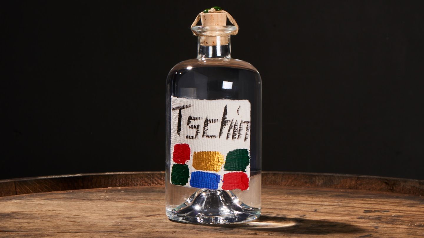 Tschin Gin  Sie sind ein Purist am Herd, kochen gerne hochwertig aber einfach, reduziert und regional? Dann benötigen sie eine Flasche TSCHIN Gin. Ruedi Käser, Schweizer Obstbrenner, beschränkt sich auf 4 „Gin-Gewürze“: Kirschblüten, Waldmeister, Waldbeeren und die Eidgenössische Form des Wacholders, den Reckholder. Der Gin ist kraftvoll, die Flasche schlicht, und das Etikett ein absolutes Unikat - denn jedes wird einzeln (!) von Hand gemalt.  Und falls Sie heute doch keine Lust auf Kochen haben - die Flasche TSCHIN passt ideal zur kernigen Brotzeit.