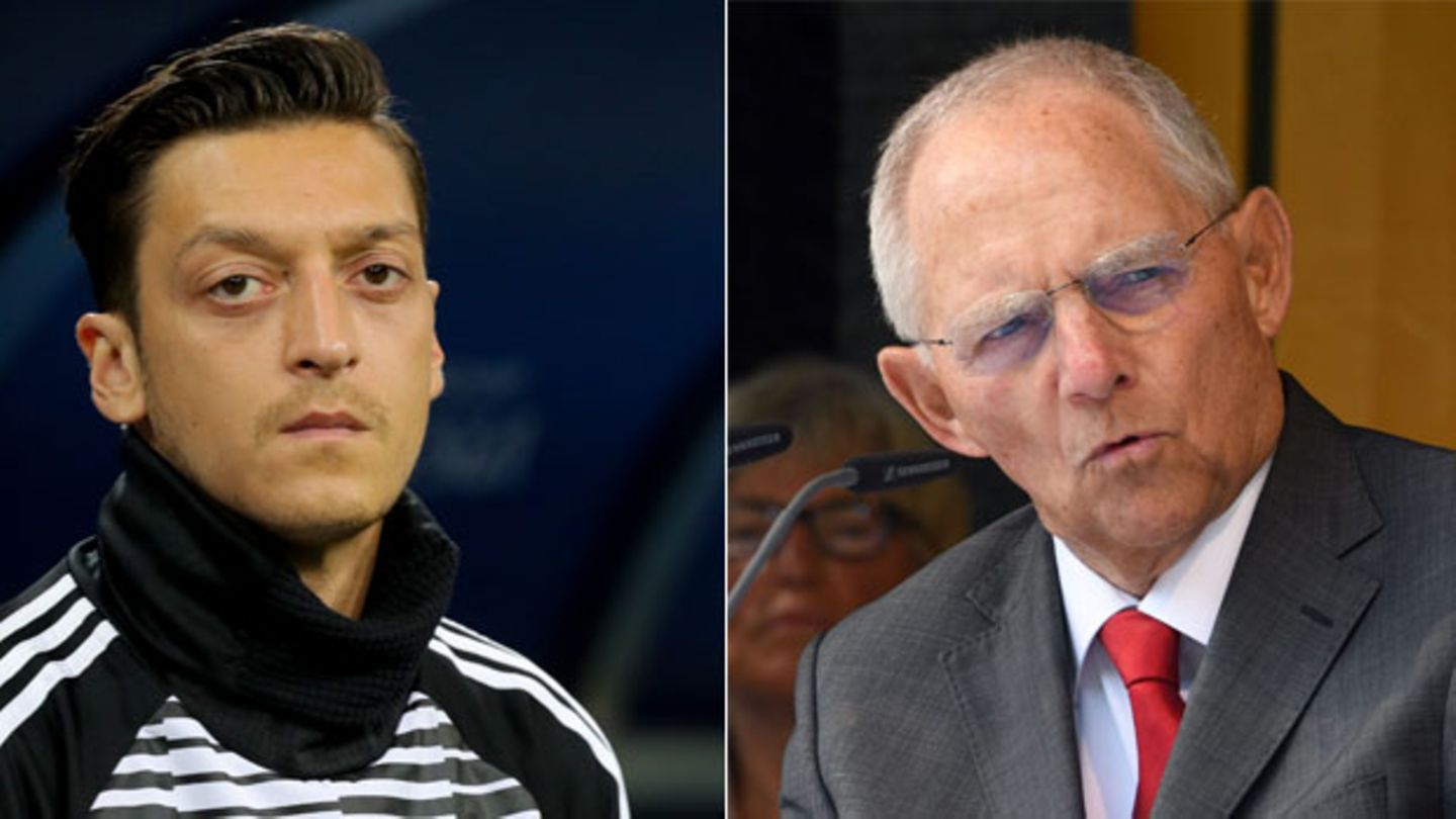 Mesut Özil (l.) erhält Rückendeckung von Wolfgang Schäuble