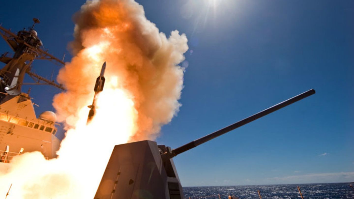 Raketenstart an Bord der USS Dewey DDG 105.