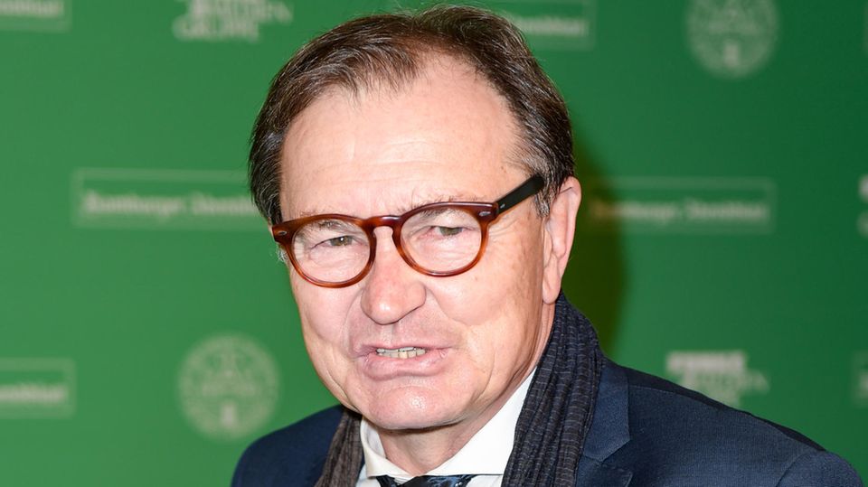 der Technische Direktor des Zweitligisten FC St. Pauli, Ewald Lienen