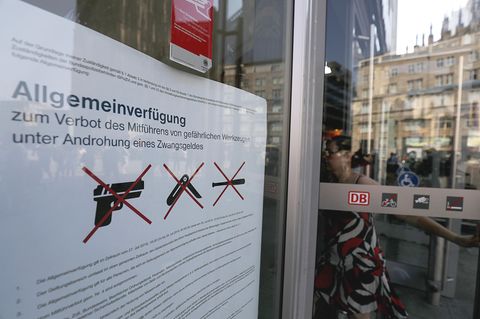 Ein Plakat am Eingang des Kölner Hauptbahnhofes informiert über das Waffenverbot im Gebäude
