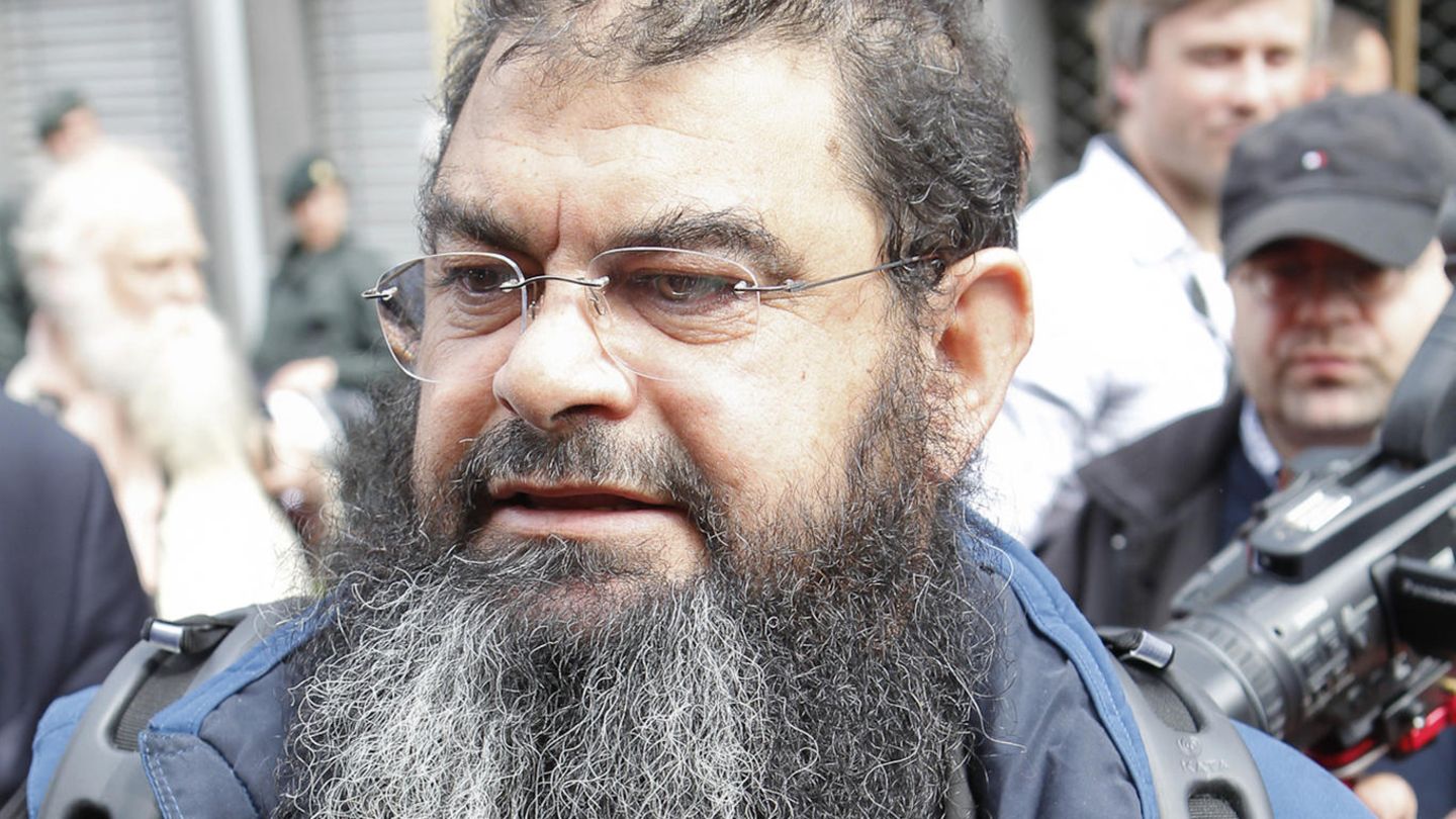 Reda Seyam im Mai 2012 vor der DITIP Zentral-Moschee in Köln Ehrenfeld