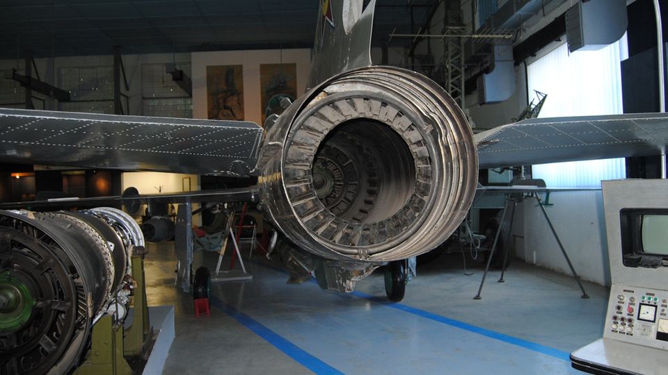 Brandbekämpfung: Das Triebwerk einer MiG-21. Das Triebwerk einer MiG-21.