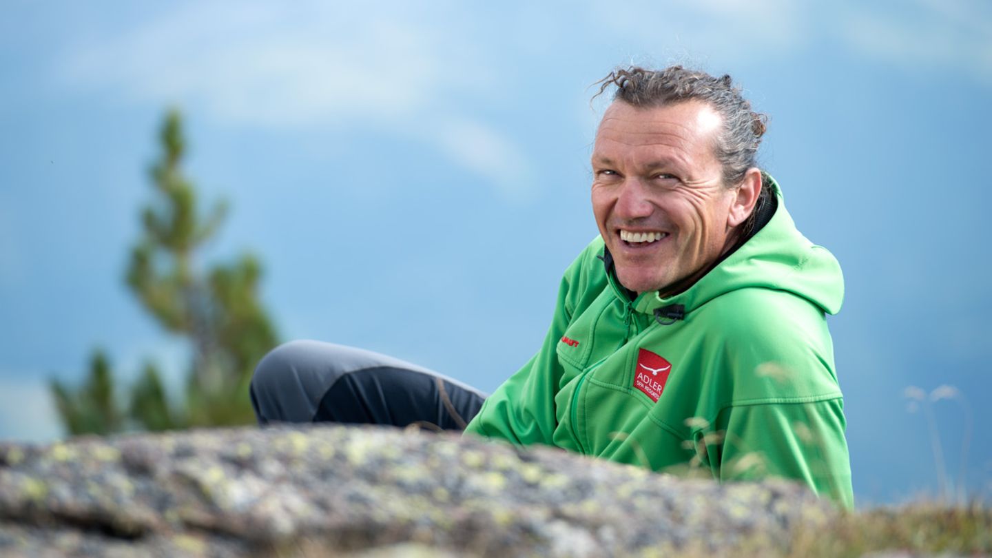 Die anspruchsvollen Vollmondwanderungen leitet Thaddäus Moroder. Der Südtiroler kennt sich in den Dolomiten bestens aus und ist mit dem Musiker Giorgio Moroder verwandt.