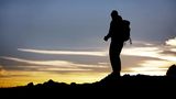 "Wir laufen gegen 21.30 Uhr abends los. Dann erleben wir zunächst den Sonnenuntergang", sagt Thaddäus Moroder von den Adler Spa Resorts in Sankt Ulrich, der besondere Nachtwanderungen organsiert.