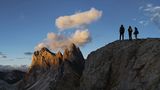 Bild 1 von 8 der Fotostrecke zum Klicken  Hoch hinaus, wenn andere Wanderer längst wieder im Tal sind. Mit der letzten Seilbahn geht es aus dem Südtiroler Grödnertal über die Baumgrenze hinauf zu den Gipfeln der Dolomiten.