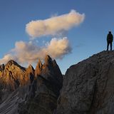 Bild 1 von 8 der Fotostrecke zum Klicken  Hoch hinaus, wenn andere Wanderer längst wieder im Tal sind. Mit der letzten Seilbahn geht es aus dem Südtiroler Grödnertal über die Baumgrenze hinauf zu den Gipfeln der Dolomiten.
