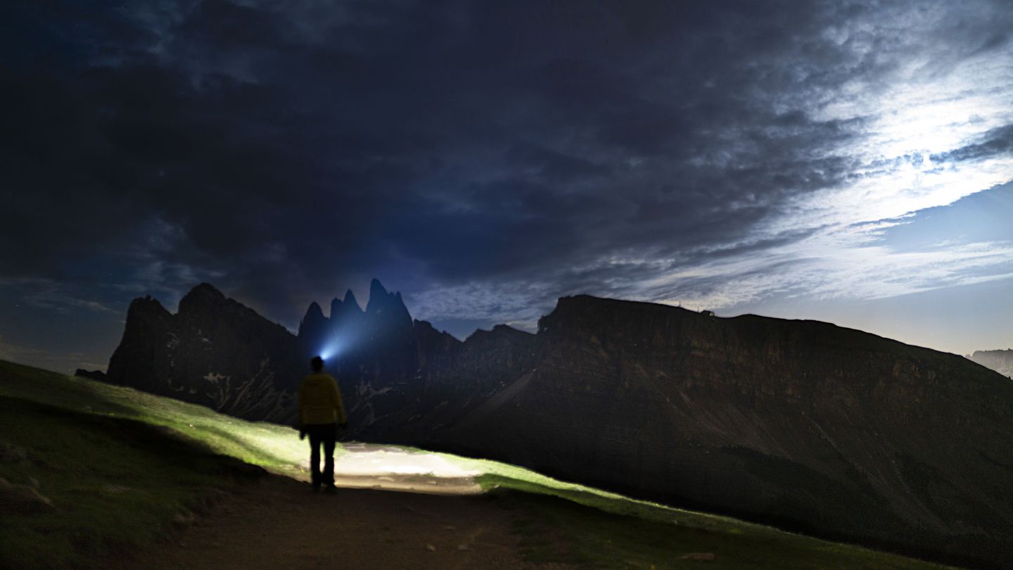 Im Schein der Stirnlampe auf nächtlichen Gebirgspfaden: Noch verdecken Wolken den Vollmond.