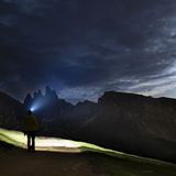 Im Schein der Stirnlampe auf nächtlichen Gebirgspfaden: Noch verdecken Wolken den Vollmond.
