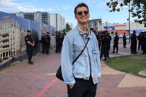 John Baller vor einer Gruppe Polizisten