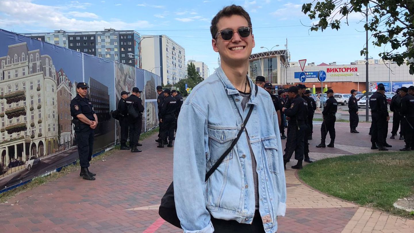 John Baller vor einer Gruppe Polizisten