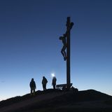 Alles andere als überlaufen: Spätabends auf einem Dolomiten-Gipfel stehen.