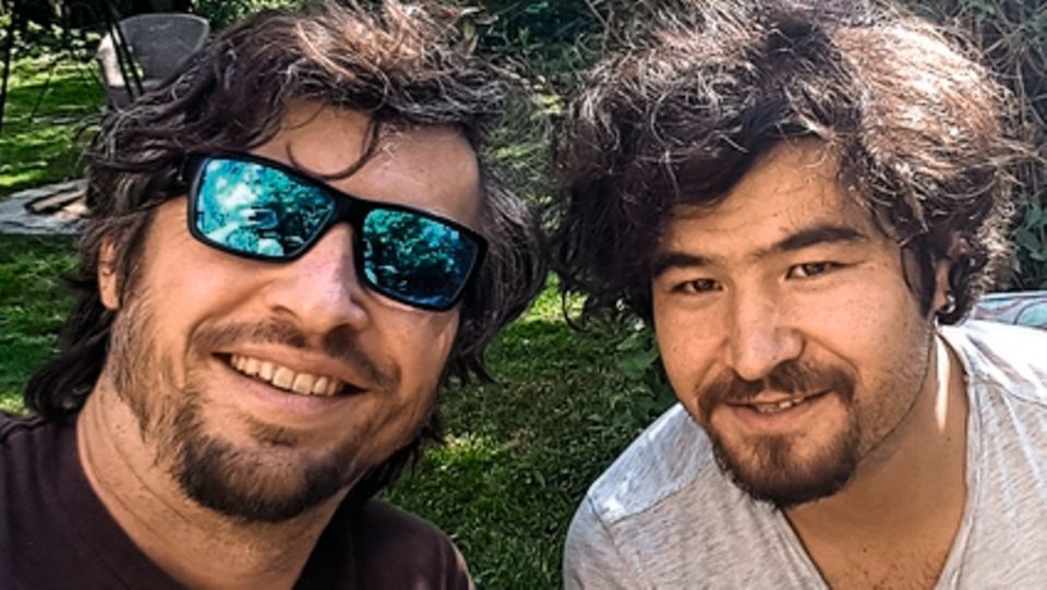 Abdul Azim Sultani (r.) mit seinem Nachbarn Sven Güntner in Altenstadt an der Iller. Güntner half dem Afghanen und überzeugte ihn, in Deutschland eine Ausbildung zu beginnen