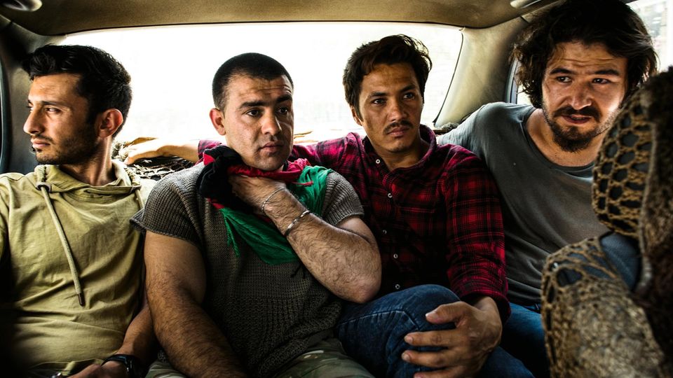 Sultani (r.) fährt mit anderen Abgeschobenen im Taxi durch Kabul – auf der Suche nach längerfristiger Hilfe