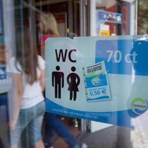 Für den Toilettengang auf vielen deutschen Raststätten muss man 70 Cent bezahlen und erhält dafür einen 50-Cent-Gutschein