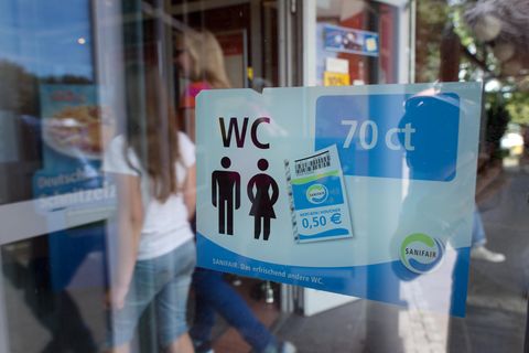 Für den Toilettengang auf vielen deutschen Raststätten muss man 70 Cent bezahlen und erhält dafür einen 50-Cent-Gutschein