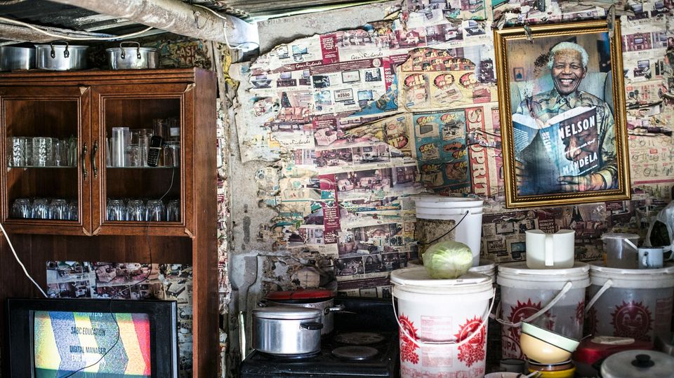 Elite des Landes: Nelson Mandela ist überall präsent in den Hütten in Ndevana, Ostkap-Provinz. Hier hat sich kaum etwas verändert Nelson Mandela ist überall präsent in den Hütten in Ndevana, Ostkap-Provinz. Hier hat sich kaum etwas verändert