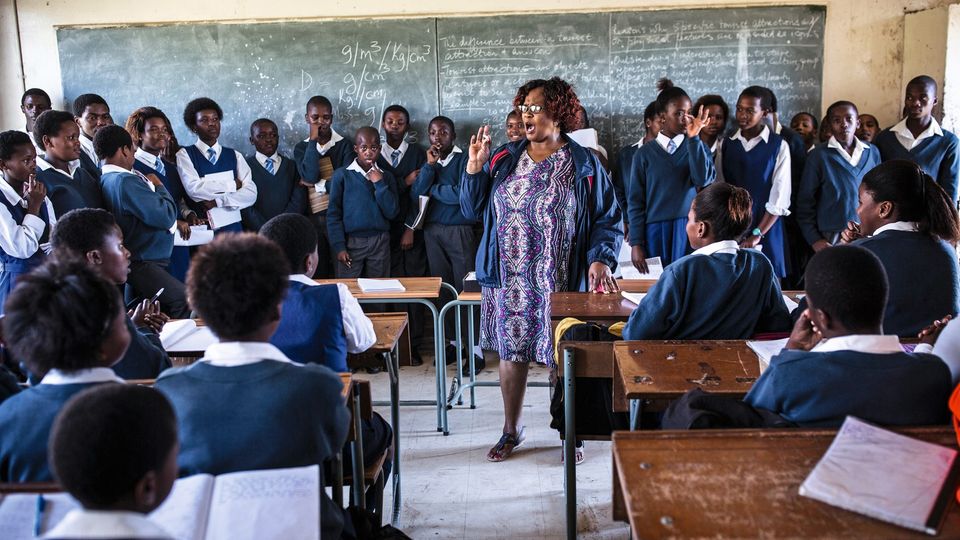 Elite des Landes: Eine Klasse in dieser Highschool in Ndevana hat bis zu 80 Schüler. Es gibt kaum Ausstattung, die Lehrer sind schlecht ausgebildet Eine Klasse in dieser Highschool in Ndevana hat bis zu 80 Schüler. Es gibt kaum Ausstattung, die Lehrer sind schlecht ausgebildet
