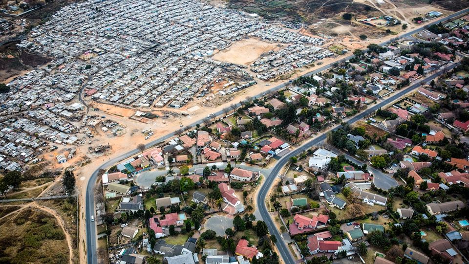 Elite des Landes: Aus der Luft ist die Trennung des Lebens von Arm und Reich im Westen Johannesburgs gut sichtbar Aus der Luft ist die Trennung des Lebens von Arm und Reich im Westen Johannesburgs gut sichtbar