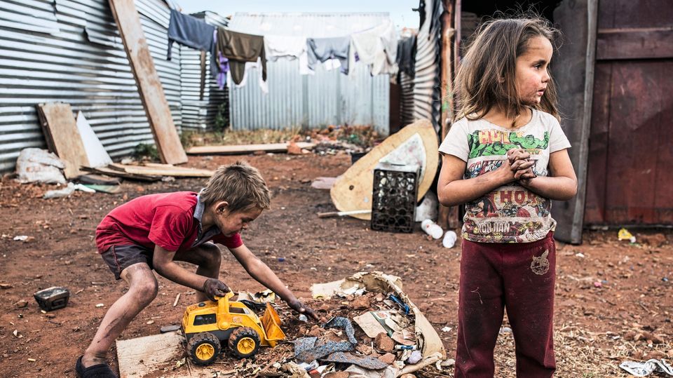 Elite des Landes: Armut trifft inzwischen auch immer mehr Weiße – wie diese Kinder in einem Township in Johannesburg Armut trifft inzwischen auch immer mehr Weiße – wie diese Kinder in einem Township in Johannesburg