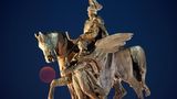 Der Vollmond ist während der Mondfinsternis am Reiterstandbild von Kaiser Wilhelm am Deutschen Eck zu sehen