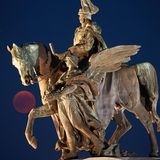 Der Vollmond ist während der Mondfinsternis am Reiterstandbild von Kaiser Wilhelm am Deutschen Eck zu sehen