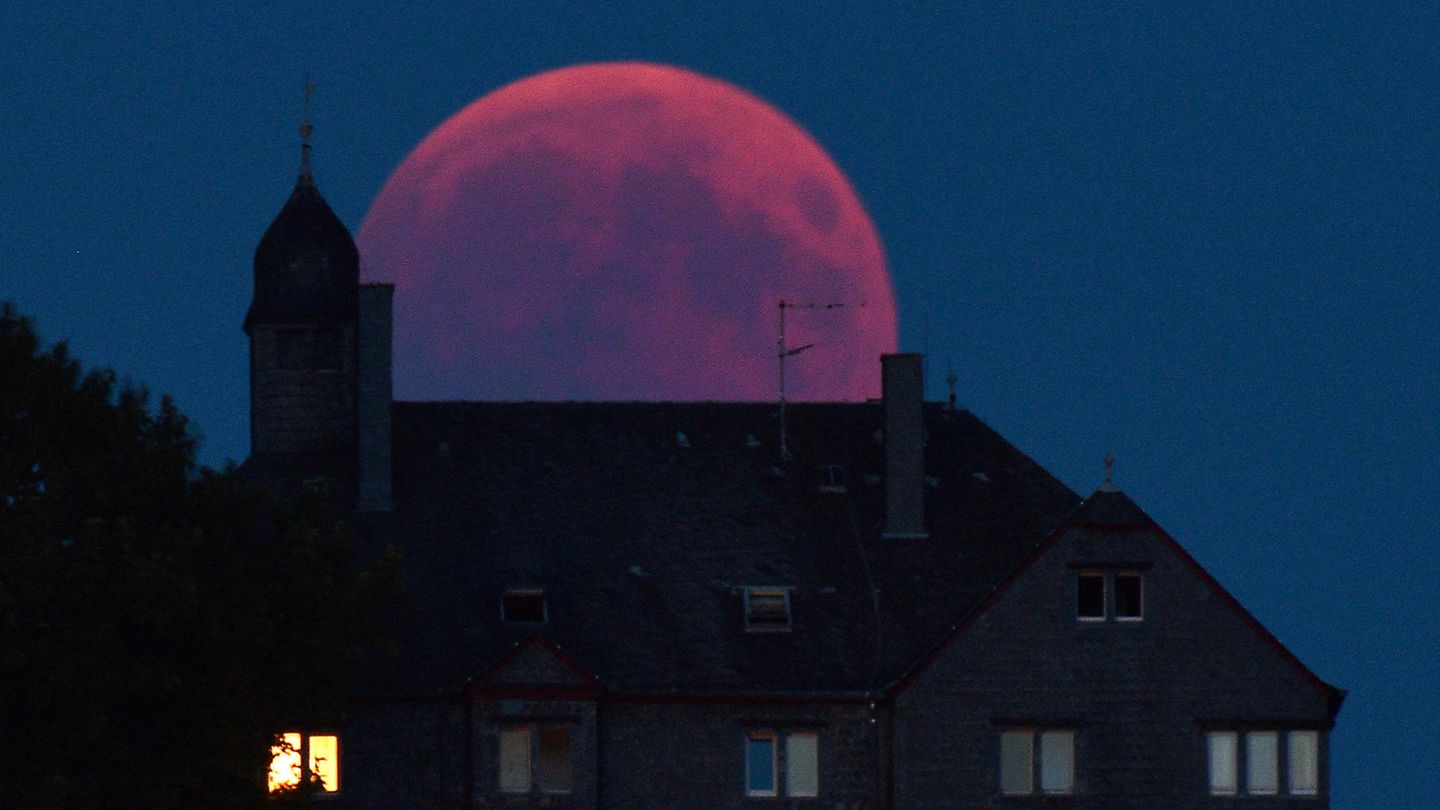 Rheinland-Pfalz, Bernkastel-Kues: Der rötliche Vollmond steht über der Jugendherberge