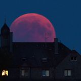 Rheinland-Pfalz, Bernkastel-Kues: Der rötliche Vollmond steht über der Jugendherberge
