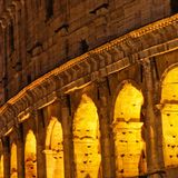 Auch in Rom ist der rötliche Vollmond hinter dem Kolosseum zu sehen