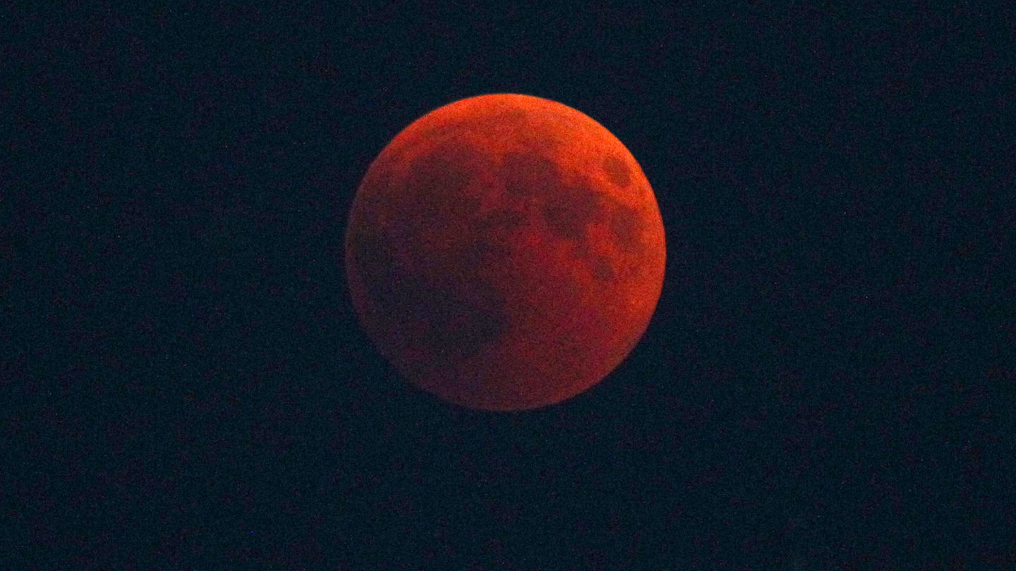 Füssen, Bayern: Der Erdschatten schiebt sich über den rötlichen Vollmond