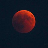 Füssen, Bayern: Der Erdschatten schiebt sich über den rötlichen Vollmond