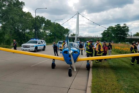 Die einmotorige Maschine vom Typ Ercoupe 415 nach der geglückten Landung auf dem Highway.